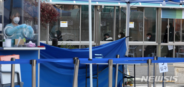[서울=뉴시스] 박주성 기자 = 수도권 '사회적 거리두기' 2단계 격상 이틀째, 신종 코로나바이러스 감염증(코로나19) 신규 확진자가 382명으로 전날(349명)보다 33명 늘어난 가운데 25일 오전 서울 동대문구 보건소에 마련된 선별진료소를 찾은 시민들이 검사를 기다리고 있다. 2020.11.25. park7691@newsis.com