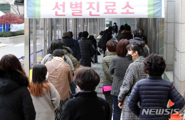 [서울=뉴시스] 박주성 기자 = 수도권 '사회적 거리두기' 2단계 격상 이틀째, 신종 코로나바이러스 감염증(코로나19) 신규 확진자가 382명으로 전날(349명)보다 33명 늘어난 가운데 25일 오전 서울 동대문구 보건소에 마련된 선별진료소를 찾은 시민들이 검사를 기다리고 있다. 2020.11.25.&nbsp; park7691@newsis.com