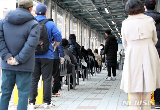 [서울=뉴시스] 박주성 기자 = 25일 오전 서울 동대문구 보건소에 마련된 선별진료소를 찾은 시민들이 검사를 기다리고 있다. 2020.11.25. park7691@newsis.com