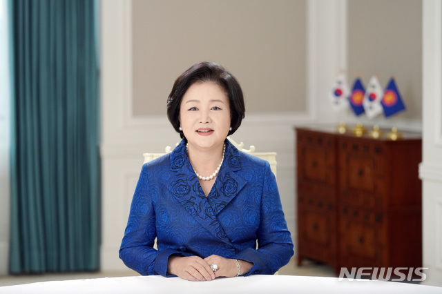 [서울=뉴시스]김정숙 여사가 지난달 25일 '2020 한-아세안 청소년 서밋' 개최를 축하하는 메시지를 영상으로 전하고 있다.(사진=청와대 제공) 2020.11.25photo@newsis.com