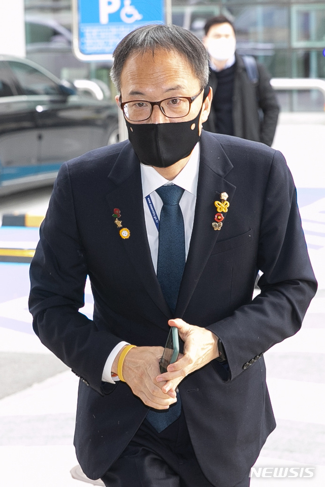 [서울=뉴시스]김선웅 기자 = 박주민 더불어민주당 의원이 25일 오후 서울 양천구 서울남부지법에서 열린 국회 패스트트랙 충돌 사건 폭력행위 등 처벌에 관한 법률 위반 2차 공판에 출석하고 있다. (공동취재사진) 2020.11.25. mangusta@newsis.com