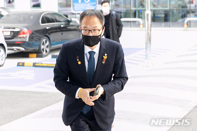 [서울=뉴시스]김선웅 기자 = 박주민 더불어민주당 의원이 25일 오후 서울 양천구 서울남부지법에서 열린 국회 패스트트랙 충돌 사건 폭력행위 등 처벌에 관한 법률 위반 2차 공판에 출석하고 있다. (공동취재사진) 2020.11.25.&nbsp; mangusta@newsis.com