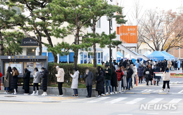 [서울=뉴시스] 고범준 기자 = 신종 코로나 바이러스 감염증(코로나19) 신규 확진자가 382명이 발생, 전날에 이어 300명대를 기록한 25일 오후 서울 동작구청 주차장에 마련된 선별진료소를 찾은 시민들이 코로나19 검사를 받기 위해 대기하고 있다. 2020.11.25.&nbsp; bjko@newsis.com