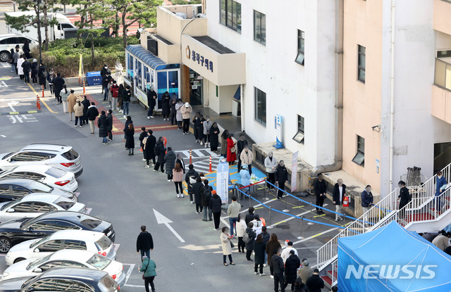 [서울=뉴시스] 고범준 기자 = 신종 코로나 바이러스 감염증(코로나19) 신규 확진자가 382명이 발생, 전날에 이어 300명대를 기록한 25일 오후 서울 동작구청 주차장에 마련된 선별진료소를 찾은 시민들이 코로나19 검사를 받기 위해 대기하고 있다. 2020.11.25.&nbsp; bjko@newsis.com