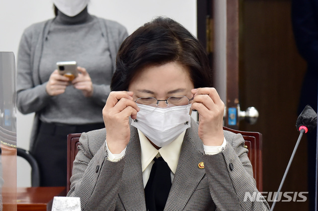 [서울=뉴시스] 최동준 기자 = 추미애 법무부 장관이 25일 서울 여의도 국회에서 열린 공수처장후보자추천위원회에 참석해 안경을 고쳐 쓰고 있다. (공동취재사진) 2020.11.25.  photo@newsis.com