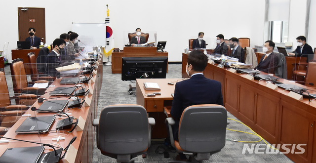 [서울=뉴시스] 최동준 기자 = 조재연 위원장이 25일 서울 여의도 국회에서 열린 공수처장후보자추천위원회 회의를 주재하고 있다. (공동취재사진) 2020.11.25. photo@newsis.com