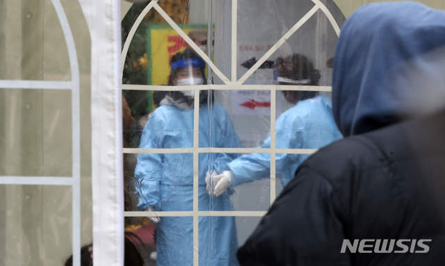 [서울=뉴시스] 박주성 기자 = 지난 25일 오후 서울 서대문구 보건소에 마련된 선별진료소를 찾은 시민들인 검사를 기다리고 있다. 2020.11.25. park7691@newsis.com