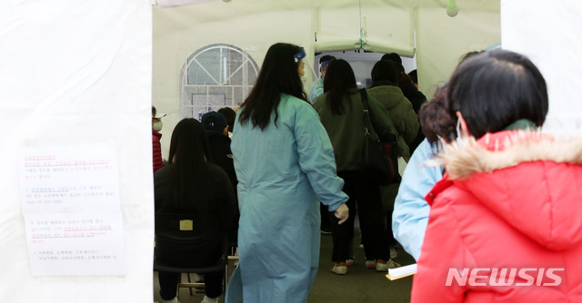 [서울=뉴시스] 박주성 기자 = 수도권 '사회적 거리두기' 2단계 격상 이틀째, 신종 코로나바이러스 감염증(코로나19) 신규 확진자가 382명으로 전날(349명)보다 33명 늘어난 가운데 25일 오후 서울 서대문구 보건소에 마련된 선별진료소를 찾은 시민들인 검사를 기다리고 있다. 2020.11.25. park7691@newsis.com