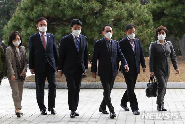 [서울=뉴시스] 박민석 기자 = 국회 법제사법위원회 소속 국민의힘 의원들이 윤석열 검찰총장에 대한 감찰 관련한 사실 관계 확인하고 총장 직무 정지 상태에서 검찰의 업무 수행 대비책을 확인하기 위해 25일 오후 서울 서초구 대검찰청으로 향하고 있다. 사진 왼쪽부터 국민의힘 전주혜 의원, 유상범 의원, 장제원 의원, 김도읍 의원, 윤한홍 의원, 조수진 의원. 2020.11.25.&nbsp; mspark@newsis.com