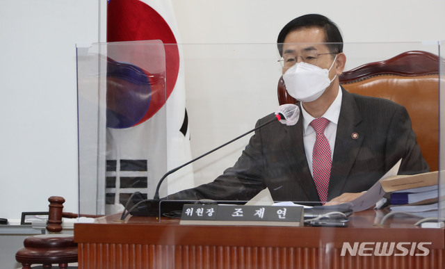 [서울=뉴시스] 최동준 기자 = 조재연 공수처장후보자추천위원회 위원장이 25일 오후 서울 여의도 국회에서 열린 전체회의를 주재하고 있다. (공동취재사진) 2020.11.25.&nbsp; photo@newsis.com