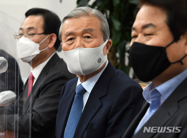 [서울=뉴시스] 최동준 기자 = 김종인 국민의힘 비상대책위원장이 25일 서울 여의도 국회에서 긴급 기자회견을 열고 윤석열 검찰총장 직무정지에 대해 발언하고 있다. (공동취재사진) 2020.11.25. photo@newsis.com