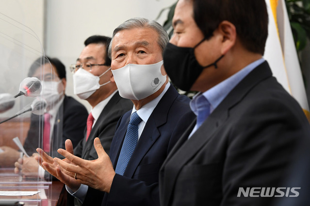 [서울=뉴시스] 전진환 기자 = 국민의힘 김종인 비상대책위원장과 주호영 원내대표가 25일 오후 서울 여의도 국회에서 긴급기자회견을 열고 추미애 법무부 장관의 윤석열 검찰총장에 대한 징계 청구와 관련한 입장 발표 뒤 기자들 질문에 답하고 있다. (공동취재사진) 2020.11.25.&nbsp; photo@newsis.com