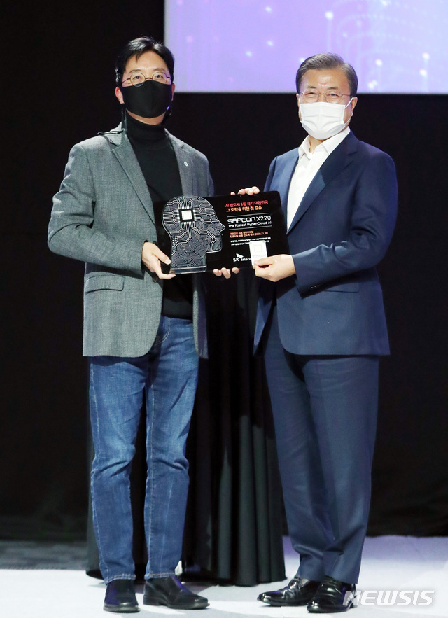 [고양=뉴시스]추상철 기자 = 문재인 대통령이 25일 오후 경기 고양시 일산 킨텍스에서 열린 '한국판 뉴딜 대한민국 인공지능을 만나다' 행사에 참석해 김윤 SKT 부사장으로부터 국내 최초 개발한 인공지능 반도체칩을 전달받고 기념촬영을 하고 있다. 2020.11.25. scchoo@newsis.com
