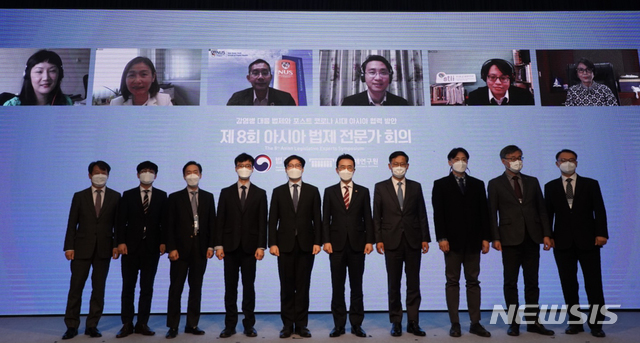 [서울=뉴시스]이강섭 법제처장이 25일 서울 중구 밀레니엄 서울힐튼에서 ‘감염병 대응 법제와 포스트 코로나 시대 아시아 협력 방안’을 주제로 열린 제8회 아시아 법제 전문가 회의에 참석해 참석자들과 기념촬영을 하고 있다. (사진=법제처 제공) 2020.11.25.photo@newsis.com