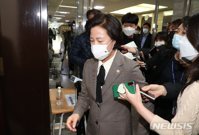 [서울=뉴시스] 전진환 기자 = 추미애 법무부 장관이 25일 오후 국회에서 열린 고위공직자범죄수사처장 후보추천위원회의에 참석했다. 추 장관이 잠시 나왔다가 다시 회의실로 들어가고있다. (공동취재사진) 2020.11.25.&nbsp; photo@newsis.com