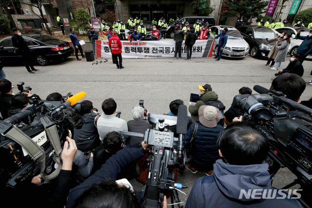 [서울=뉴시스]김병문 기자 = 민주노총 조합원들이 25일 오후 서울 여의도 더불어민주당 서울시당 앞에서 '노동개악 저지! 전태일3법 쟁취! 민주노총 총파업 총력투쟁 전국동시다발대회'를 하고 있다. 2020.11.25. dadazon@newsis.com