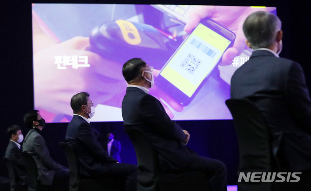 [고양=뉴시스]추상철 기자 = 문재인 대통령이 25일 오후 경기 고양시 일산 킨텍스에서 열린 '한국판 뉴딜 대한민국 인공지능을 만나다'에 참석해 강성 카카오 엔터프라이즈 수석 부사장의 발표를 듣고 있다. 2020.11.25. scchoo@newsis.com