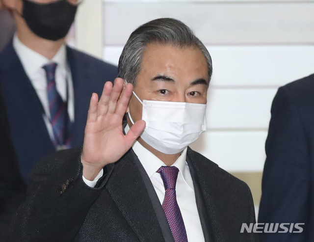 [인천공항=뉴시스] 조수정 기자 = 왕이(王毅) 중국 국무위원 겸 외교부장이 25일 오후 방한, 인천공항을 통해 입국하며 손을 흔들고 있다. 2020.11.25.  chocrystal@newsis.com