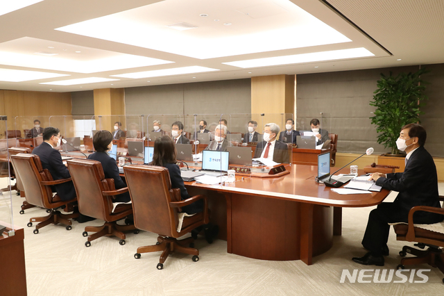 [서울=뉴시스] 이주열 한국은행 총재가 26일 오전 서울 중구 한국은행에서 열린 금융통화위원회 본회의에서 회의를 주재하고 있다. (사진=한국은행 제공) 2020.11.26. photo@newsis.com 