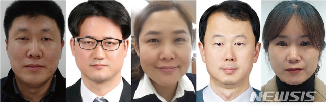 [서울=뉴시스] 올해 처음 시행된 '2020년 대한민국 제안정책명장'에 선정된 공무원들. (사진= 행정안전부 제공) 2020.11.26. 