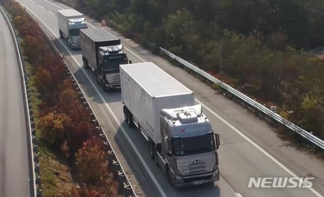 [서울=뉴시스]화물차 자율협력 군집주행 시연. (자료 = 국토부 제공)
