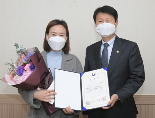 [서울=뉴시스]송연주(왼쪽) 기자가 26일 식품의약품안전처장 표창을 받은 후 김강립 처장과 기념사진을 찍고 있다.(사진=식품의약품안전처 제공)