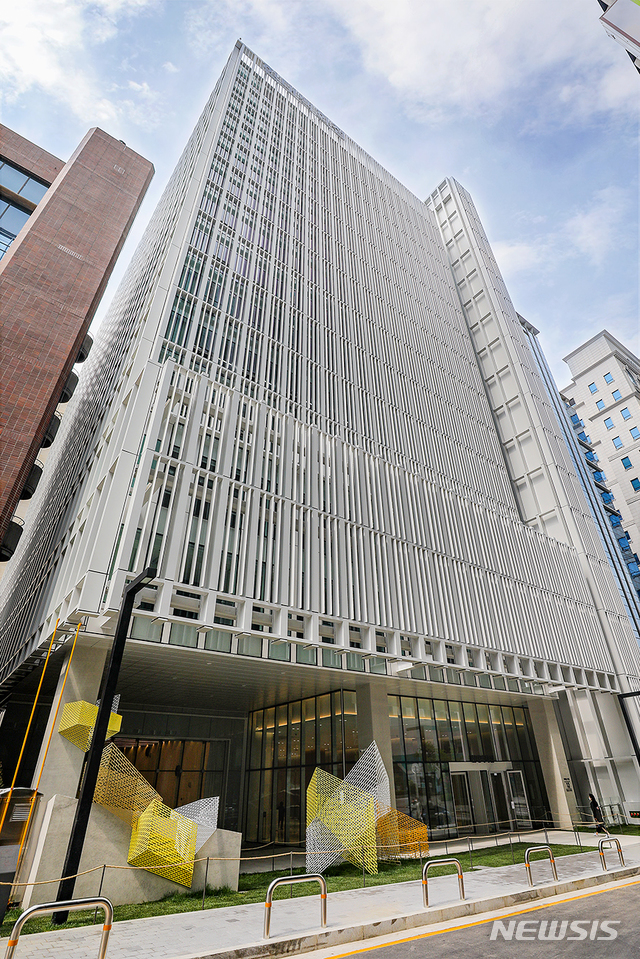 [서울=뉴시스] 현대백화점 신사옥 전경. (사진=현대백화점그룹 제공)