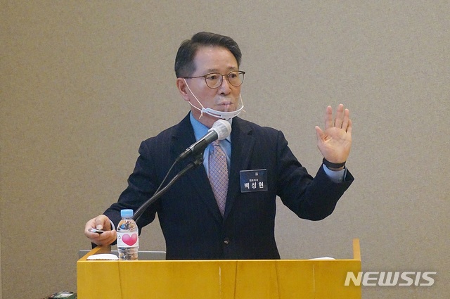 [서울=뉴시스] 백성현 티엘비 대표이사가 26일 기업공개(IPO) 간담회에서 상장 후 사업계획과 비전을 발표하고 있다. (사진제공=티엘비)