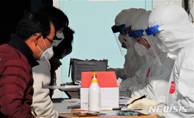 [제천=뉴시스]이병찬 기자 = 충북 제천시보건소 코로나19 선별진료소에서 26일 의료진이 진단검사 문진표를 작성하고 있다.2020.11.26.bclee@newsis.com