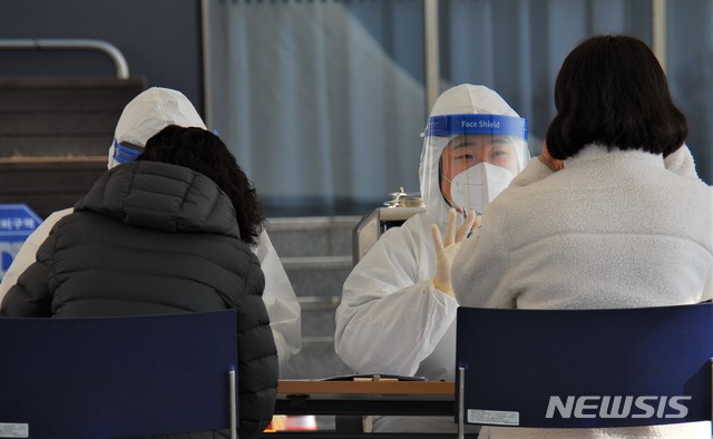 [제천=뉴시스]이병찬 기자 = 충북 제천시보건소 코로나19 선별진료소에서 26일 의료진이 진단검사 대상자들을 문진하고 있다.2020.11.26.bclee@newsis.com