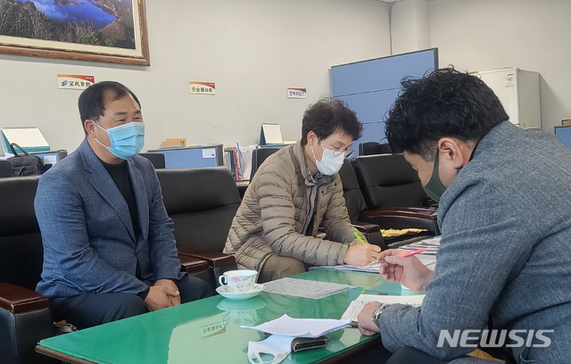 김왕중 임실군의원(왼쪽)이 26일 오전 출입기자단에 사과의 뜻을 전하고 있다