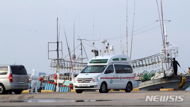 [서귀포=뉴시스]제주도 보건당국이 지난해 11월26일 오후 서귀포시 성산포항에서 코로나19 확진 판정을 받은 선원 A씨를 이송하고 있다. (사진=뉴시스 DB) 2021.08.23. photo@newsis.com