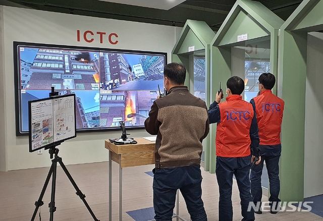 [서울=뉴시스] 서울시 소방재난본부는 국내 최초로 시행한 소방활동 '현장지휘관 자격인증제(인증제)'를 통해 자격 인증자 64명을 배출했다고 27일 밝혔다. (사진=서울시 제공) 2020.11.27. photo@newsis.com