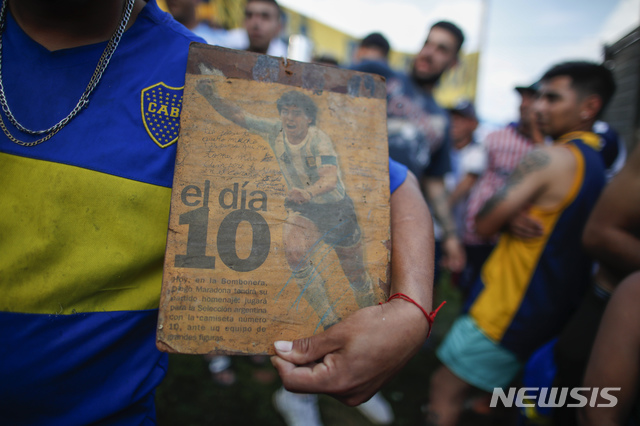 [부에노스아이레스=AP/뉴시스]25일(현지시간) 아르헨티나 부에노스아이레스의 비야 피오리토에서 주민들이 디에고 마라도나의 생가에 모여들어 그의 사망을 애도하고 있다. 1986년 아르헨티나를 월드컵 우승으로 이끈 아르헨티나 축구 영웅 디에고 마라도나가 25일 부에노스아이레스 자택에서 심장마비로 타계했다. 향년 60세. 2020.11.26. 