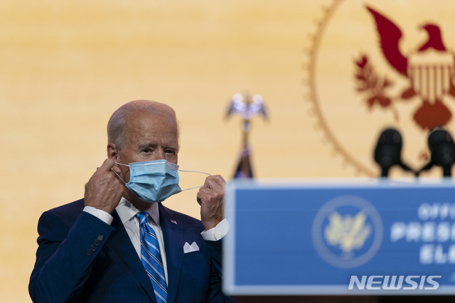 [윌밍턴=AP/뉴시스] 25일(현지시간) 조 바이든 미국 대통령 당선인이 델라웨어주 윌밍턴에 있는 더퀸시어터에 도착해 연설하기에 앞서 마스크를 벗고 있다. 2020.11.26.