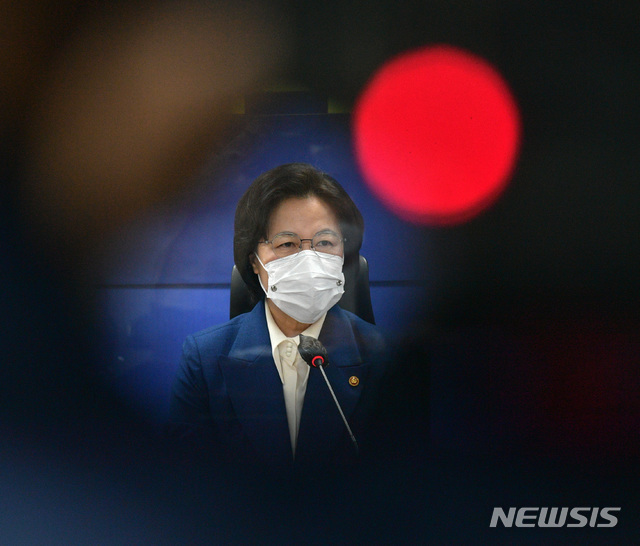 [서울=뉴시스] 전진환 기자 = 추미애 법무부 장관이 지난 26일 국회에서 열린 '친인권적 보안처분제도 및 의무이행소송 도입 당정협의'에 참석, 발언하고 있다. (공동취재사진) 2020.11.25. photo@newsis.com