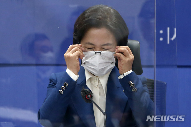 [서울=뉴시스] 최동준 기자 = 추미애 법무부 장관이 26일 서울 여의도 국회에서 열린 친인권적 보안처분제도 및 의무이행소송 도입 당정협의에서 안경을 쓰고 있다. (공동취재사진) 2020.11.26.&nbsp; photo@newsis.com