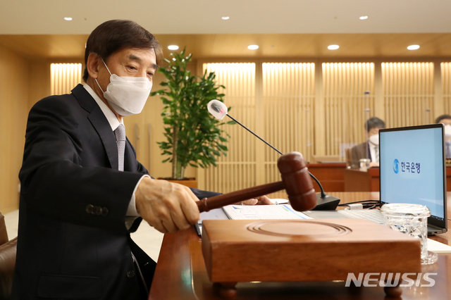 한은, 기준금리 0.5% 동결…"아직 통화완화 유지"