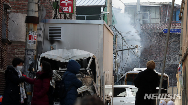 [서울=뉴시스] 이영환 기자 = 지난달 26일 오전 서울 성북구 사랑제일교회 인근에서 연기가 나고 있다. 서울 장위10구역 재개발조합 측 용역업체가 당일 오전 1시께부터 철거를 시도했지만 교인들의 반발로 오전 8시30분께 중단됐다. 2020.11.26. 20hwan@newsis.com