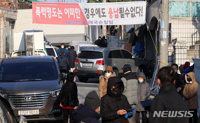 [서울=뉴시스] 이영환 기자 = 지난해 11월26일 오전 서울 성북구 사랑제일교회 인근에서 교인들이 대기하고 있다. 서울 장위10구역 재개발조합 측 용역업체가 이날 오전 1시께부터 철거를 시도했지만 교인들의 반발로 오전 8시30분께 중단됐다. 2020.11.26. 20hwan@newsis.com