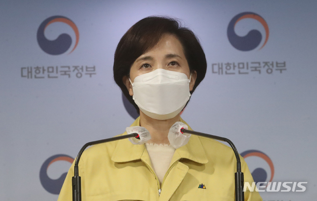 [서울=뉴시스]김명원 기자 = 유은혜 사회부총리 겸 교육부 장관이 26일 오전 서울 종로구 정부서울청사 합동브리핑실에서 수능시험 시행 일주일 전 대국민 호소문 발표하고 있다. 2020.11.26.&nbsp; kmx1105@newsis.com