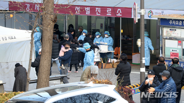 [서울=뉴시스]홍효식 기자 = 신종 코로나바이러스 감염증(코로나19) 신규 확진자가 583명으로 집계된 26일 서울 강서구 보건소에 마련된 선별진료소에를 찾은 시민들이 코로나19 검사를 받기 위해 대기하고 있다. 2020.11.26.&nbsp;&nbsp; yesphoto@newsis.com