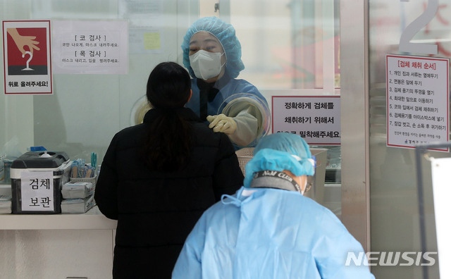 [서울=뉴시스]홍효식 기자 = 신종 코로나바이러스 감염증(코로나19) 신규 확진자가 583명으로 집계된 26일 서울 강서구 보건소에 마련된 선별진료소에서 의료진이 검체를 채취하고 있다. 2020.11.26. yesphoto@newsis.com