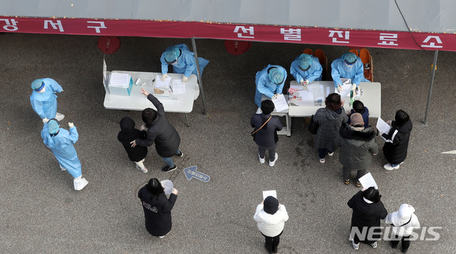 [서울=뉴시스]홍효식 기자 = 신종 코로나바이러스 감염증(코로나19) 신규 확진자가 583명으로 집계된 26일 서울 강서구 보건소에 마련된 선별진료소에를 찾은 시민들이 코로나19 검사를 받기 위해 대기하고 있다. 2020.11.26. yesphoto@newsis.com