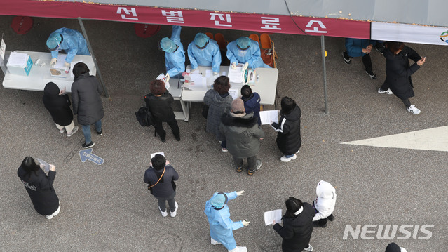 [서울=뉴시스]홍효식 기자 = 신종 코로나바이러스 감염증(코로나19) 신규 확진자가 583명으로 집계된 26일 서울 강서구 보건소에 마련된 선별진료소에를 찾은 시민들이 코로나19 검사를 받기 위해 대기하고 있다. 2020.11.26. yesphoto@newsis.com