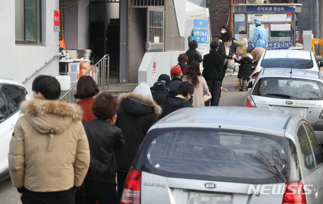[서울=뉴시스]홍효식 기자 = 신종 코로나바이러스 감염증(코로나19) 신규 확진자가 583명으로 집계된 26일 서울 강서구 보건소에 마련된 선별진료소에를 찾은 시민들이 코로나19 검사를 받기 위해 대기하고 있다. 2020.11.26.&nbsp; yesphoto@newsis.com