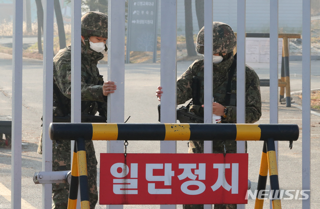 [연천=뉴시스]배훈식 기자 = 훈련병 신종 코로나바이러스 감염증(코로나19) 확진자가 무더기로 발생한 것으로 알려진 26일 오전 경기 연천군 육군 5사단 신병교육대 정문 앞에 초병이 출입을 통제하고 있다. 2020.11.26.&nbsp; dahora83@newsis.com