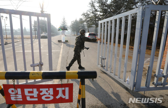 [연천=뉴시스]배훈식 기자 = 지난 2020년 11월 26일 오전 한 신병교육대 정문 앞에 초병이 출입을 통제하고 있다. 해당 기사와 관계 없음. 2020.11.26. dahora83@newsis.com