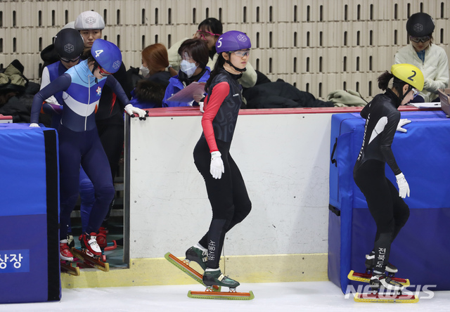 [의정부=뉴시스] 고승민 기자 = 26일 의정부 실내빙상장에서 열린 제37회 전국남녀 쇼트트랙스피드스케이팅 대회 여자 일반부 1500m 준결승 2조 경기, 심석희(보라색 모자, 서울시청)이 빙상장으로 들어서고 있다. 2020.11.26. kkssmm99@newsis.com