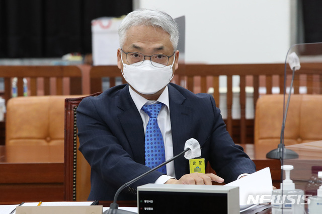 [서울=뉴시스] 최동준 기자 = 박선원 국정원 기획조정실장이 26일 서울 여의도 국회에서 열린 정보위원회 소위에 출석해 있다. (공동취재사진) 2020.11.26. photo@newsis.com